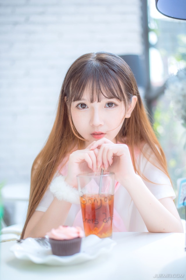 “快看，那是什么？”一名将士突然看向江面，惊讶道。